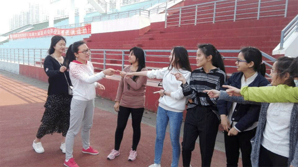 政治公司户外素质拓展活动成功举办.gif