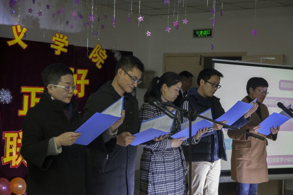 教师集体朗诵.png